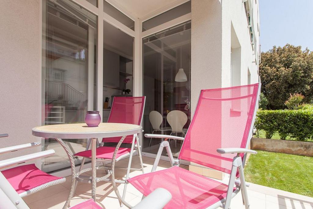 Kuvi Apartments Ровінь Номер фото